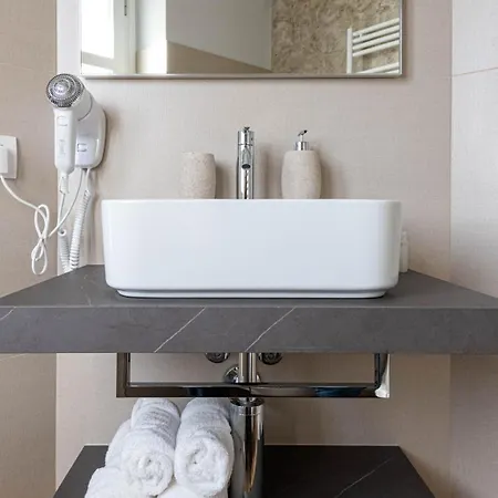 Lucrezia - Vista Langhe - *